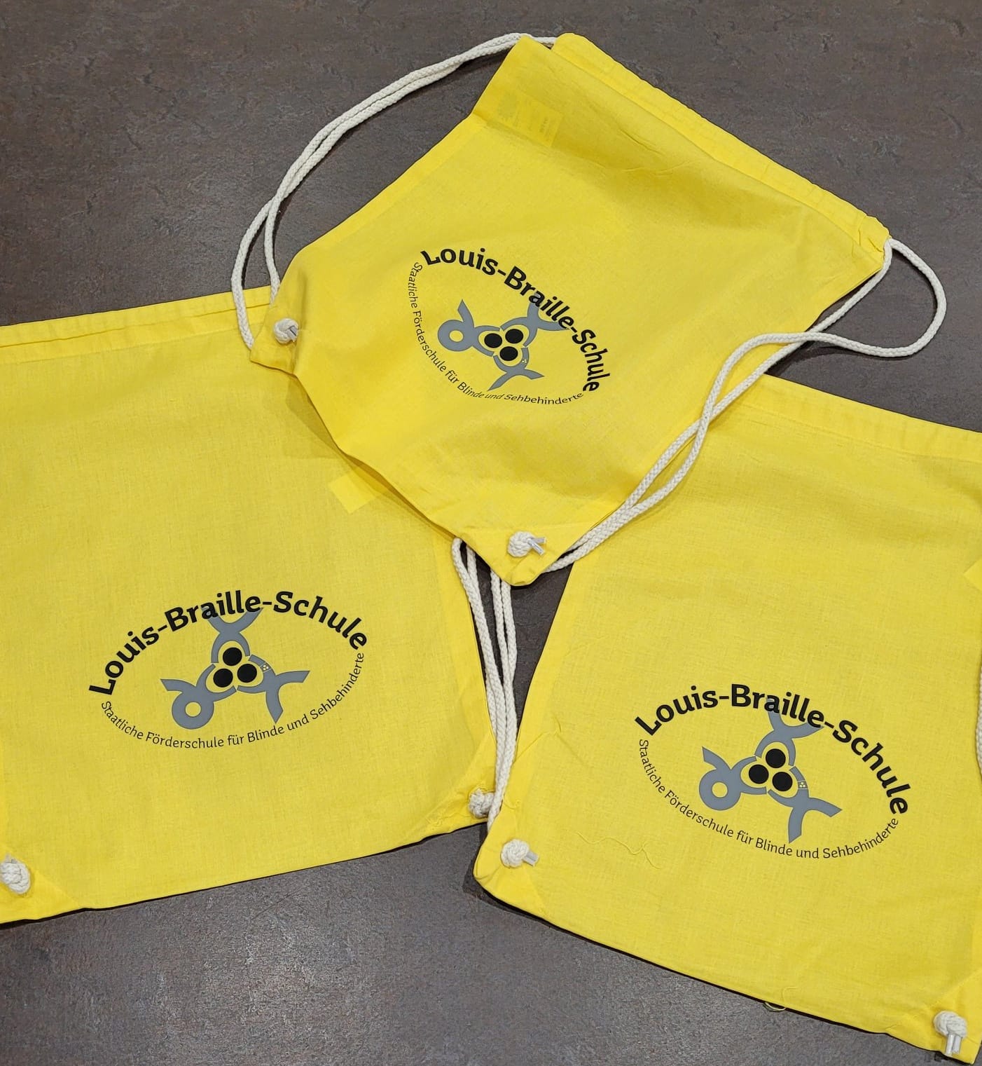 3%20Turnbeutel%20gelb%20mit%20Schullogo